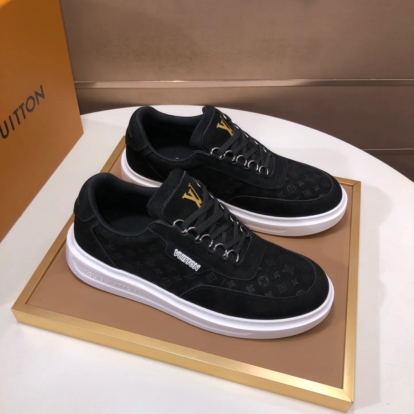 Factory batch 640💰original development, quality shipment, welcome to compare - LV sneaker series sports shoes introduce the loose silhouette of the ready-to-wear series into the spring and summer men's wear shows and make an eye-catching appearance. The cow leather upper is combined with rough fabric laces, and colorful beading highlights the brand's classic elements. LV letters mark the tongue and Monogram floral outsole. Mixed materials Made of top-grain cowhide, thick shoelace design, large Monogram print on the side, mesh lining and cotton feet, the comfort is as extreme as ever, premium heritage, quality first, worth owning! Size: Men’s 38-45 (45 is custom-made and cannot be returned or exchanged)